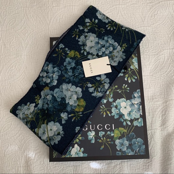 Gucci Midnight blue bloom minorophin scarf/wrap - Picture 4 of 7